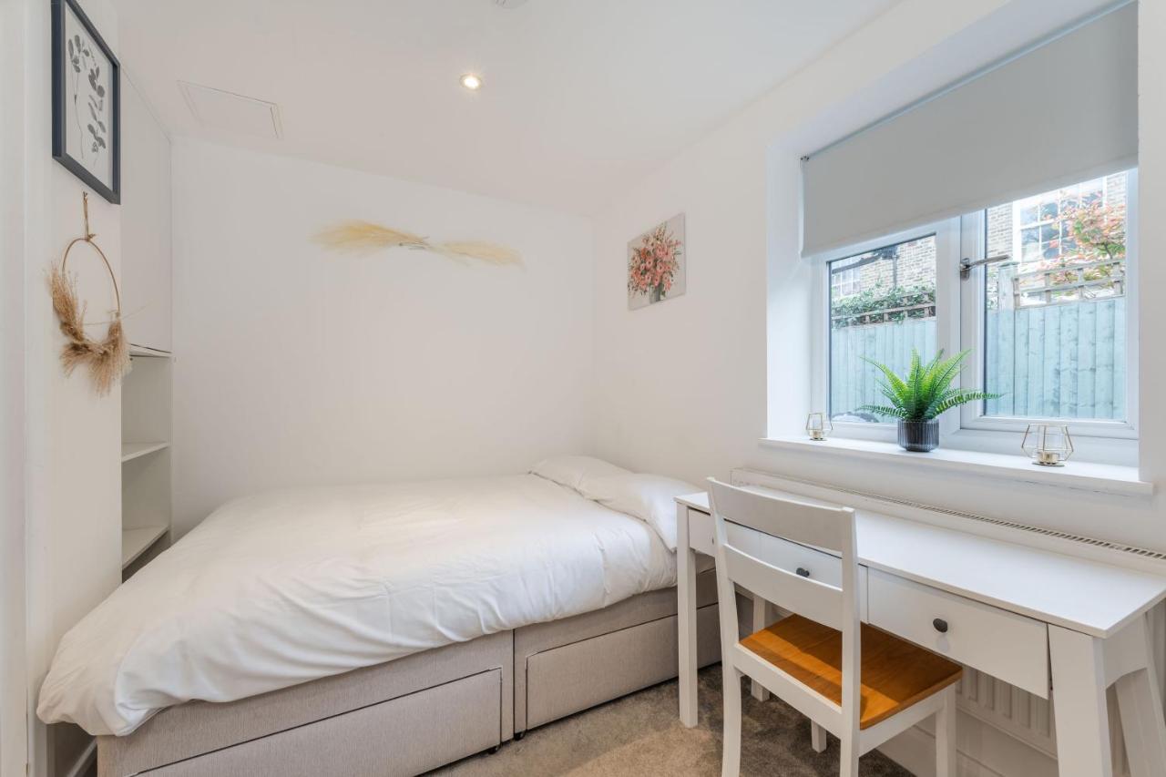 Three-Bedroom Bliss In London Town ภายนอก รูปภาพ