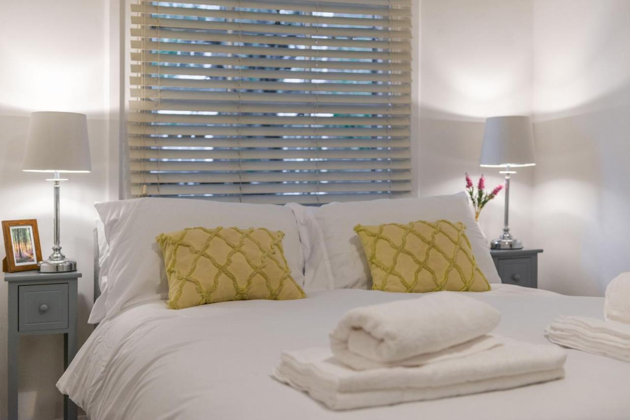 Three-Bedroom Bliss In London Town ภายนอก รูปภาพ