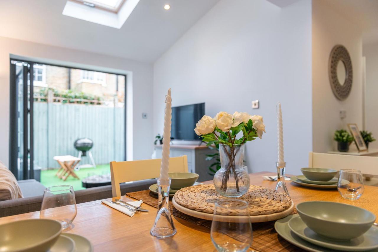 Three-Bedroom Bliss In London Town ภายนอก รูปภาพ