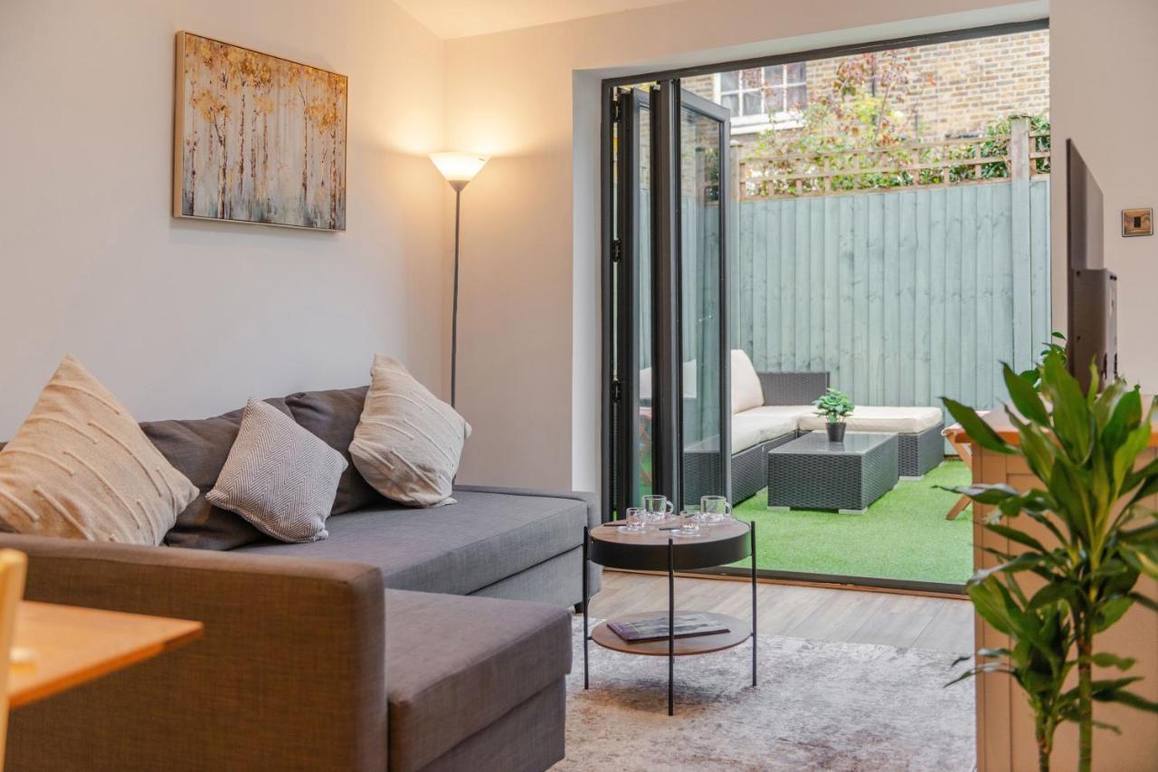 Three-Bedroom Bliss In London Town ภายนอก รูปภาพ