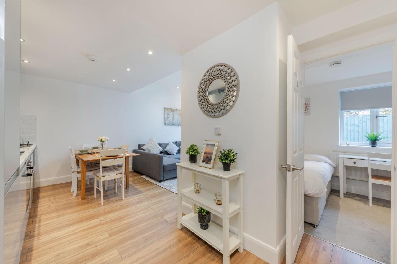 Three-Bedroom Bliss In London Town ภายนอก รูปภาพ