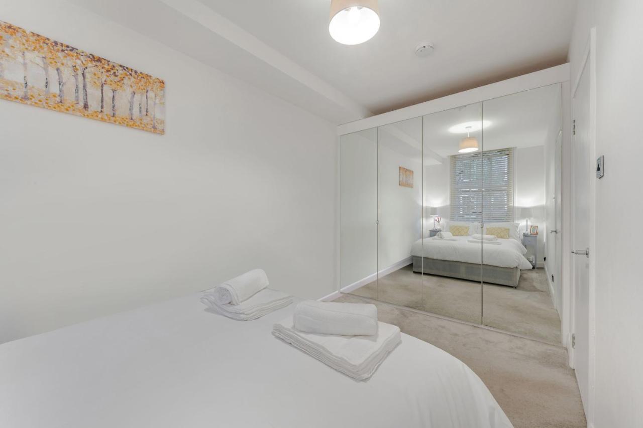 Three-Bedroom Bliss In London Town ภายนอก รูปภาพ