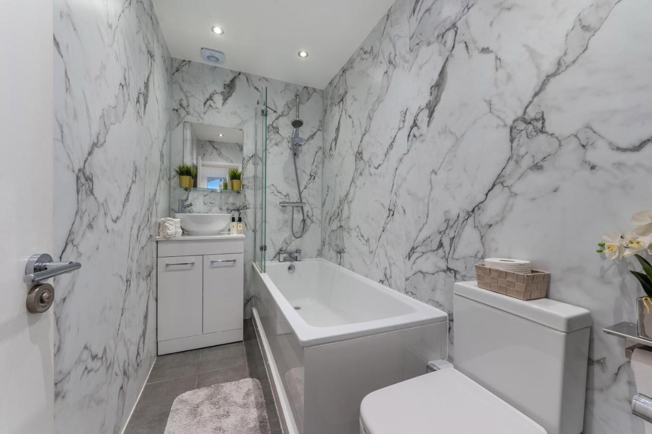 Three-Bedroom Bliss In London Town ภายนอก รูปภาพ