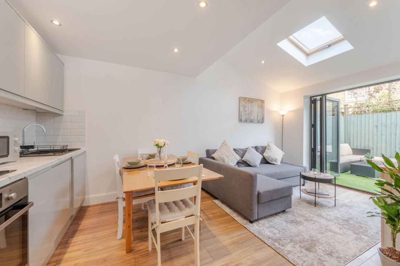 Three-Bedroom Bliss In London Town ภายนอก รูปภาพ
